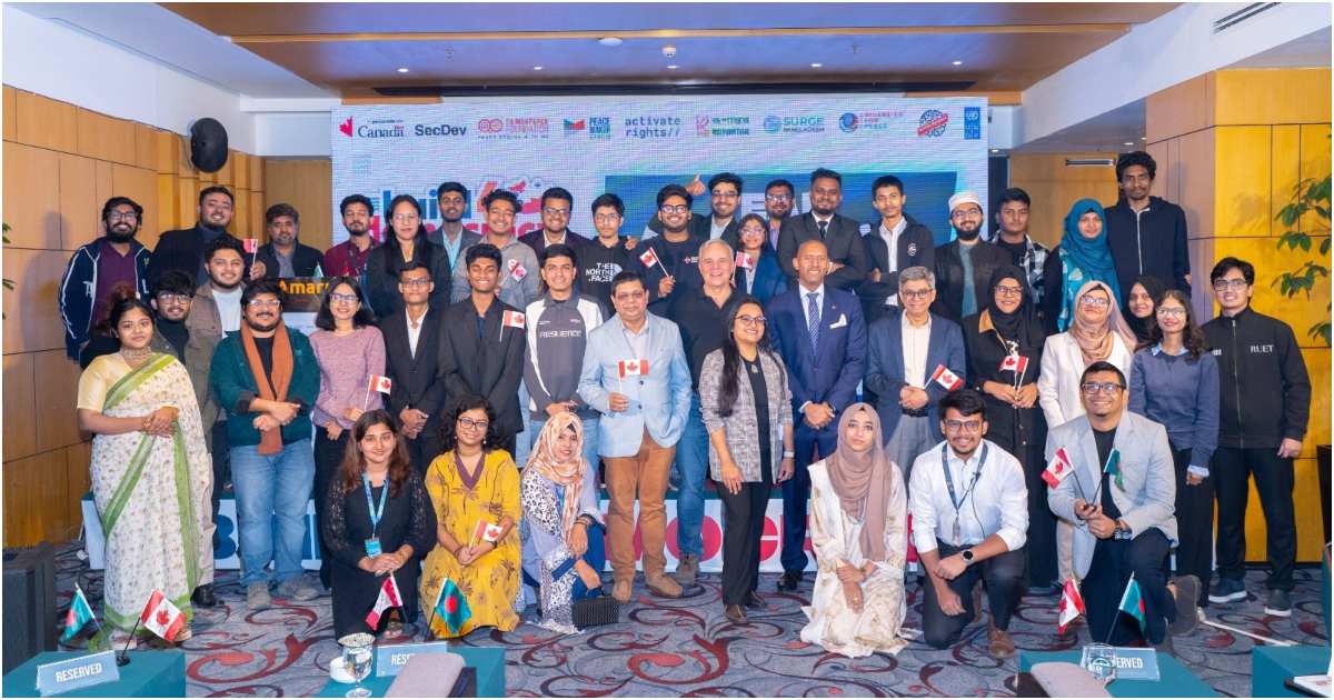 রাজধানীর একটি হোটেলে সোমবার ‘বিল্ড ফর ডেমোক্রেসি- হ্যাকাথন’-এর উদ্বোধন অনুষ্ঠানে অংশগ্রহণকারীরা। ছবি:  টিবিএন